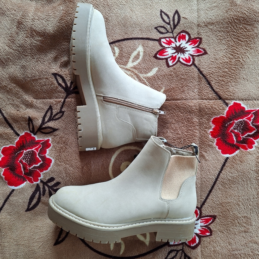 Time and True Women's Lug Chelsea Boot - Size 8 - Tan